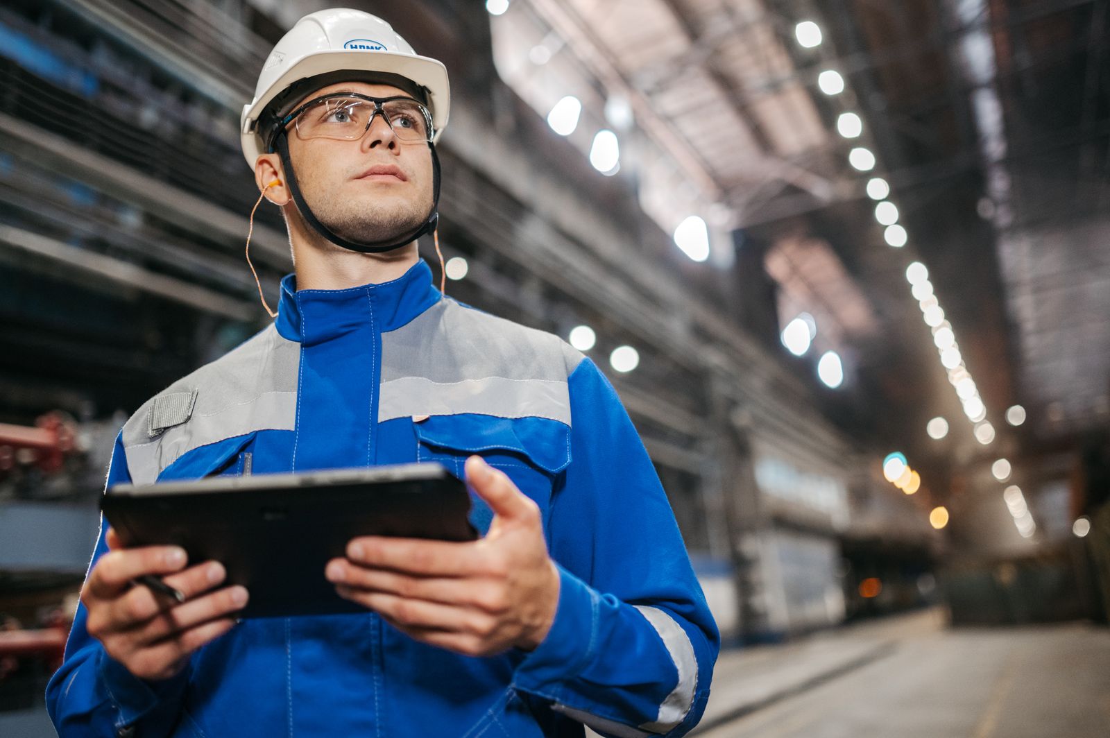 Mitarbeiter mit Tablet in der Fertigungshalle